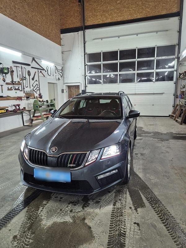 Grau Gebraucht 2017 Skoda Octavia RS Kombi | 14.999 € - Bild 1/4