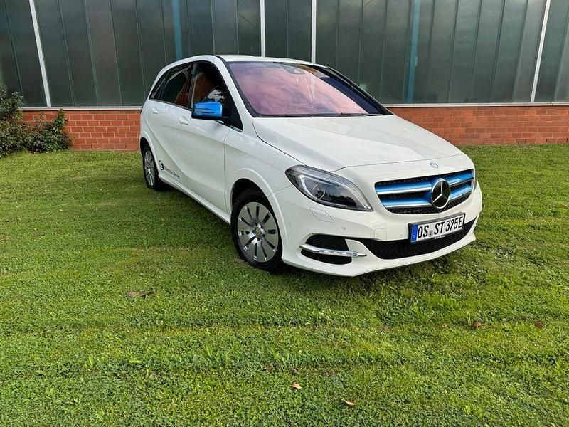 Weiß Gebraucht 2017 Mercedes B250e Van / Kleinbus | 14.000 € - Bild 1/4