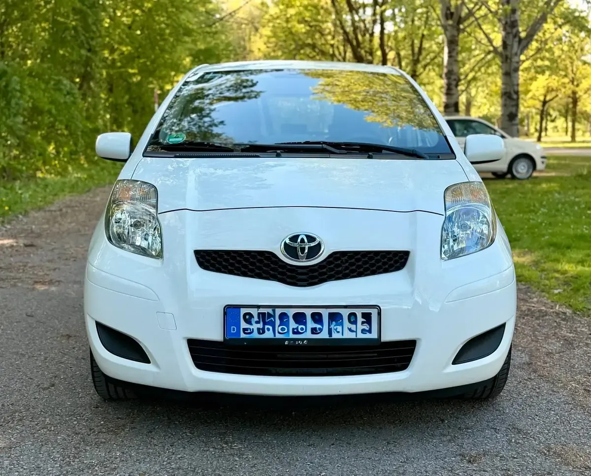 Gebraucht Toyota Yaris 69 PS (50 kW) 2011 Weiß Kleinwagen