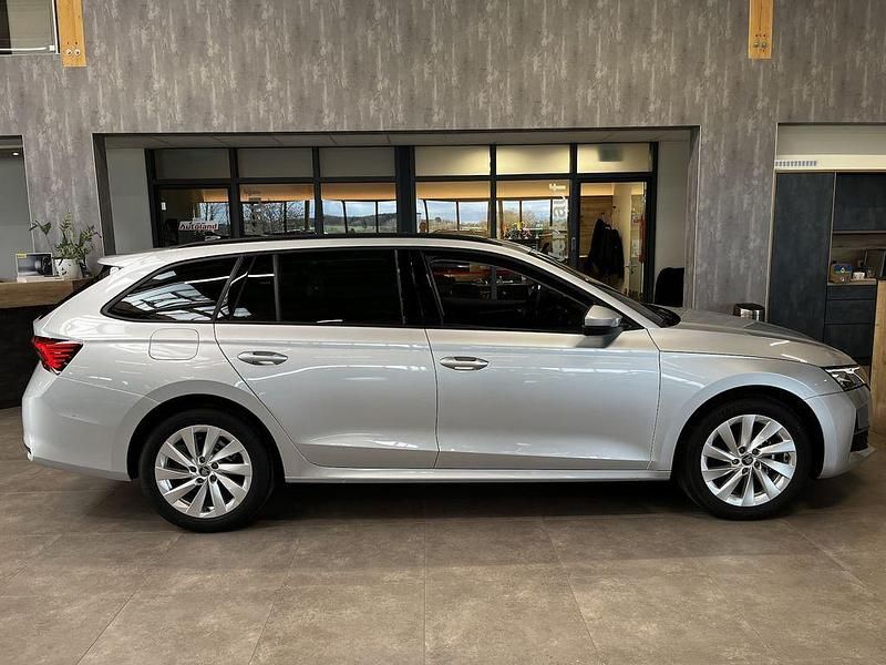 Neu Skoda Octavia Selection 150 PS (110 kW) 2025 Silber Kombi