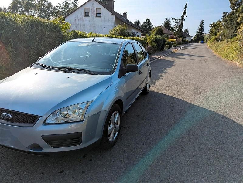Blau Gebraucht 2005 Ford Focus Coupé | 2.100 € (Fairer Preis) - Bild 1/4