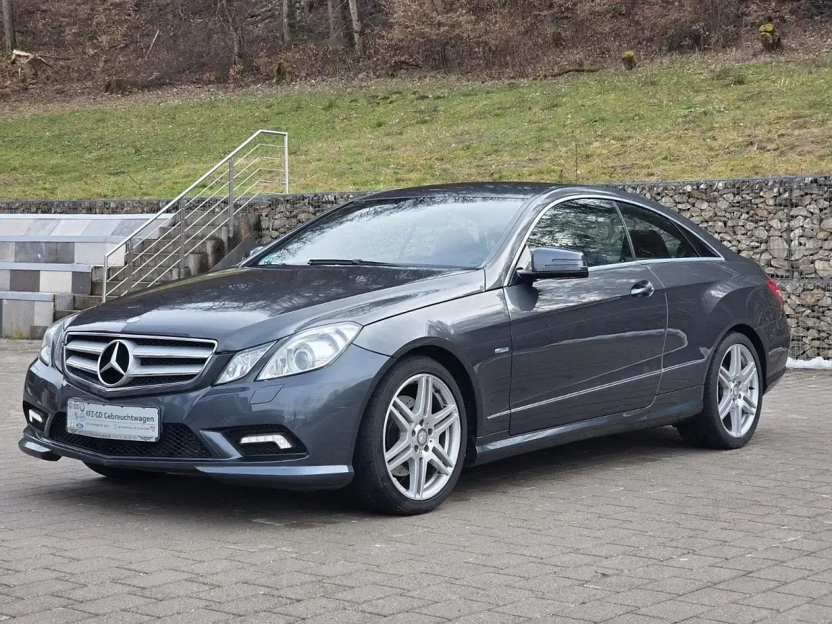 Gebraucht Mercedes E350 AMG line 231 PS (169 kW) 2010 Grau Coupé