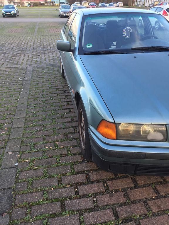 Gebraucht BMW 318 116 PS (85 kW) 1997 Blau Limousine