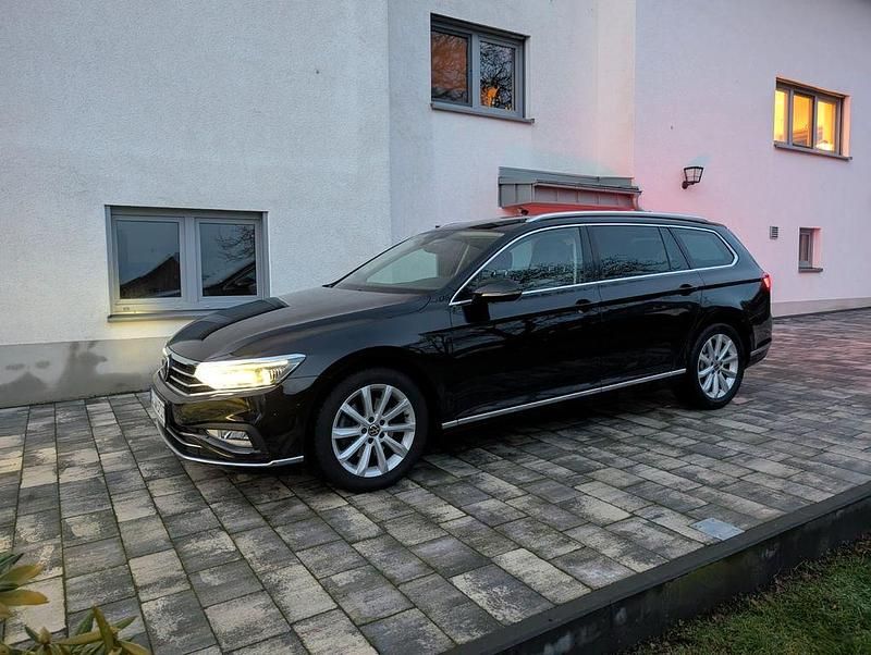 Schwarz Gebraucht 2021 VW Passat Elegance Kombi | 23.990 € (Fairer Preis) - Bild 1/4