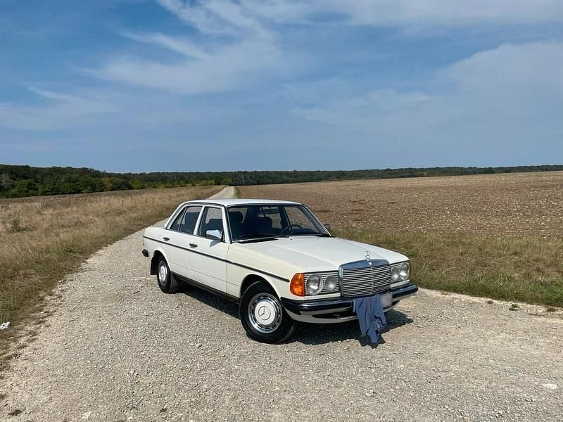 Gebraucht Mercedes 200 1981 Weiß Limousine