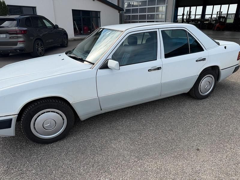 Second-hand Mercedes 200 75 CP (55 kW) 1992 Alb Berlinǎ
