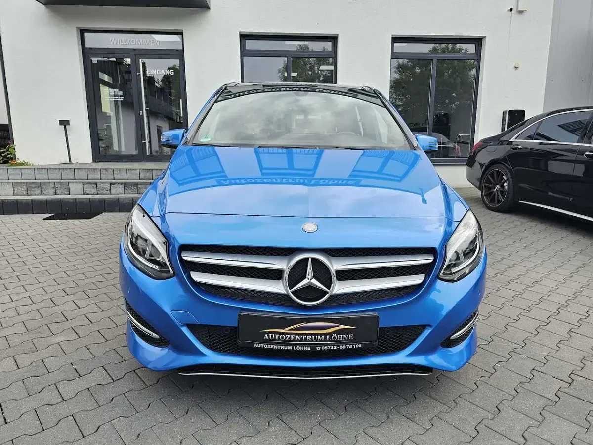 Gebraucht Mercedes B250 Urban 211 PS (155 kW) 2015 Blau Kleinwagen
