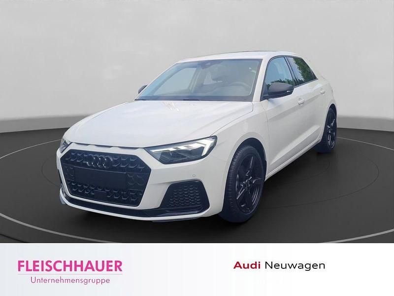 Gletscherweiß metallic Neu 2025 Audi A1 Sportback Advanced Plus Kleinwagen | 28.490 € (Fairer Preis) - Bild 1/4