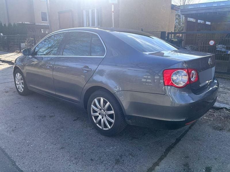 Gebraucht VW Jetta 105 PS (77 kW) 2006 Grau Limousine