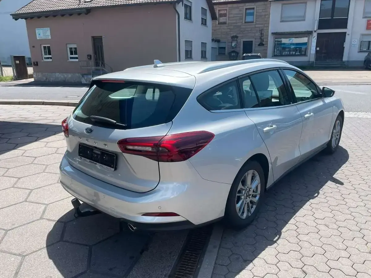 Gebraucht Ford Focus Titanium 125 PS (91 kW) 2024 Polarsilber metallic Kombi