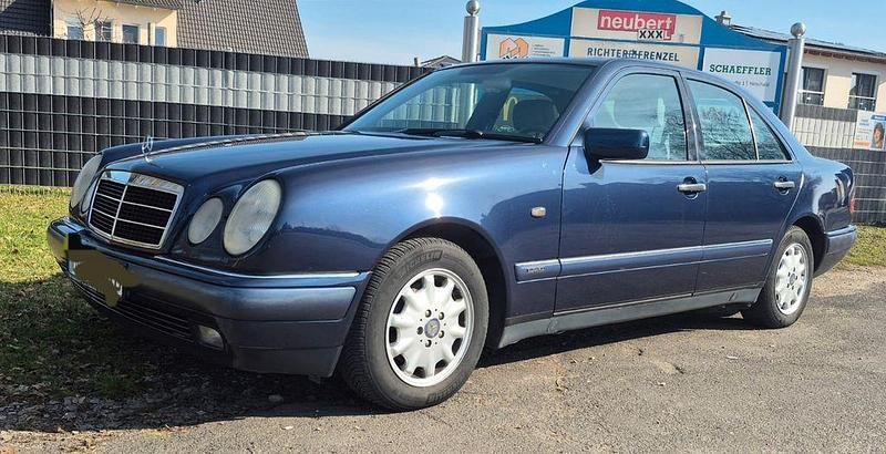 Gebraucht Mercedes E230 150 PS (110 kW) 1995 Blau Limousine