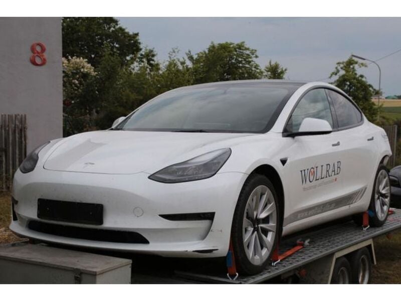 Weiss (metallic) Gebraucht 2022 Tesla Model 3 Limousine | 19.980 € - Bild 1/4