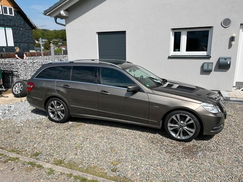 Grau Gebraucht 2011 Mercedes E220 Kombi | 16.000 € - Bild 1/4