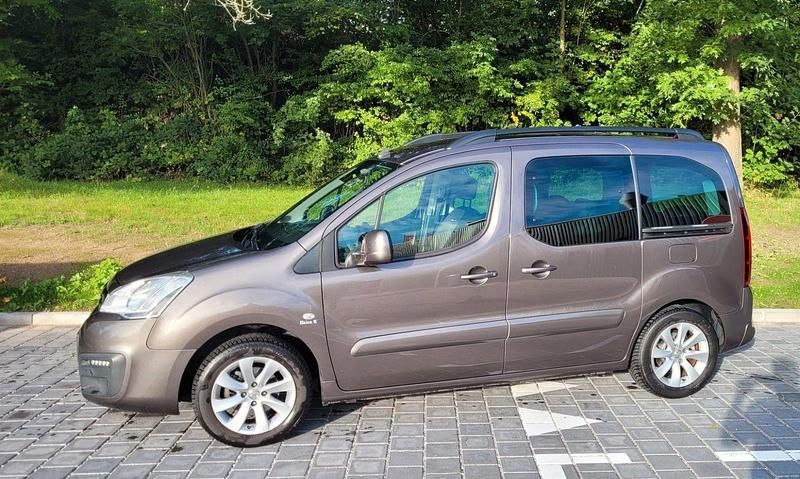 Grau Gebraucht 2016 Peugeot Partner Tepee Allure Van / Kleinbus | 9.999 € (Fairer Preis) - Bild 1/4