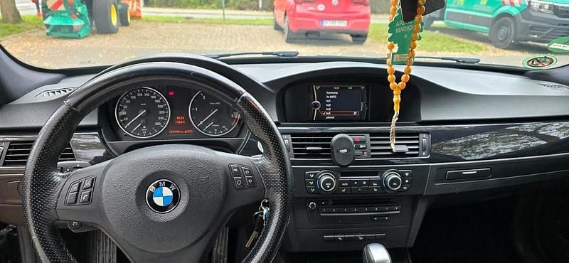 Schwarz Gebraucht 2012 BMW 320 Kombi | 7.000 € - Bild 1/4