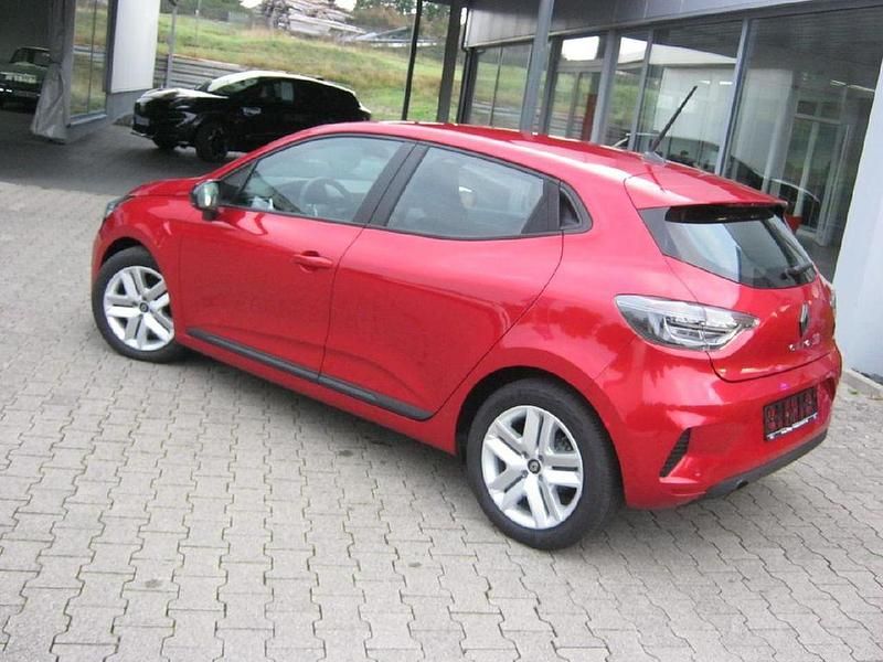 Używany Renault Clio V Evolution 91 KM (66 kW) 2024 Czerwony Sedan/Limuzyna