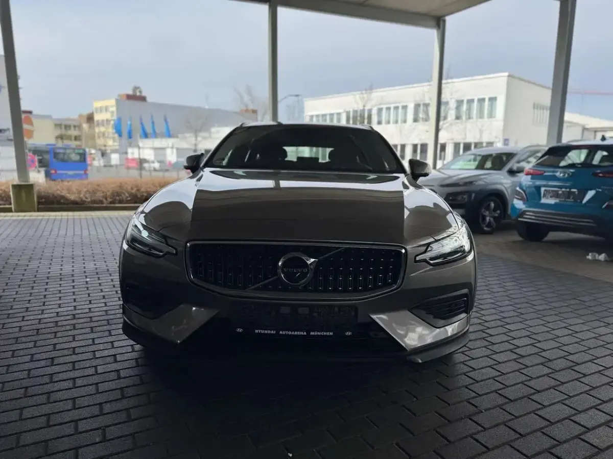 Gebraucht Volvo V60 CC Pro 190 PS (139 kW) 2020 Pebble grey / metallic Kombi