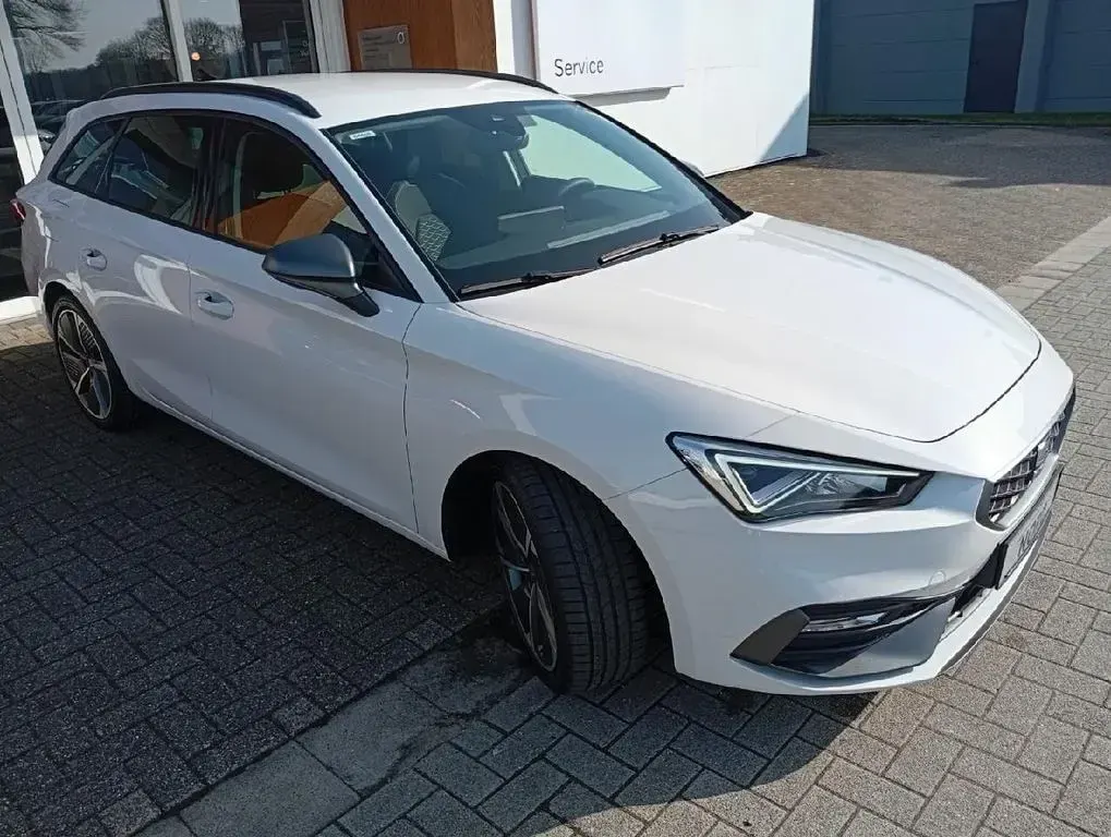Używany Seat Leon FR 150 KM (110 kW) 2021 Biały Sedan/Limuzyna