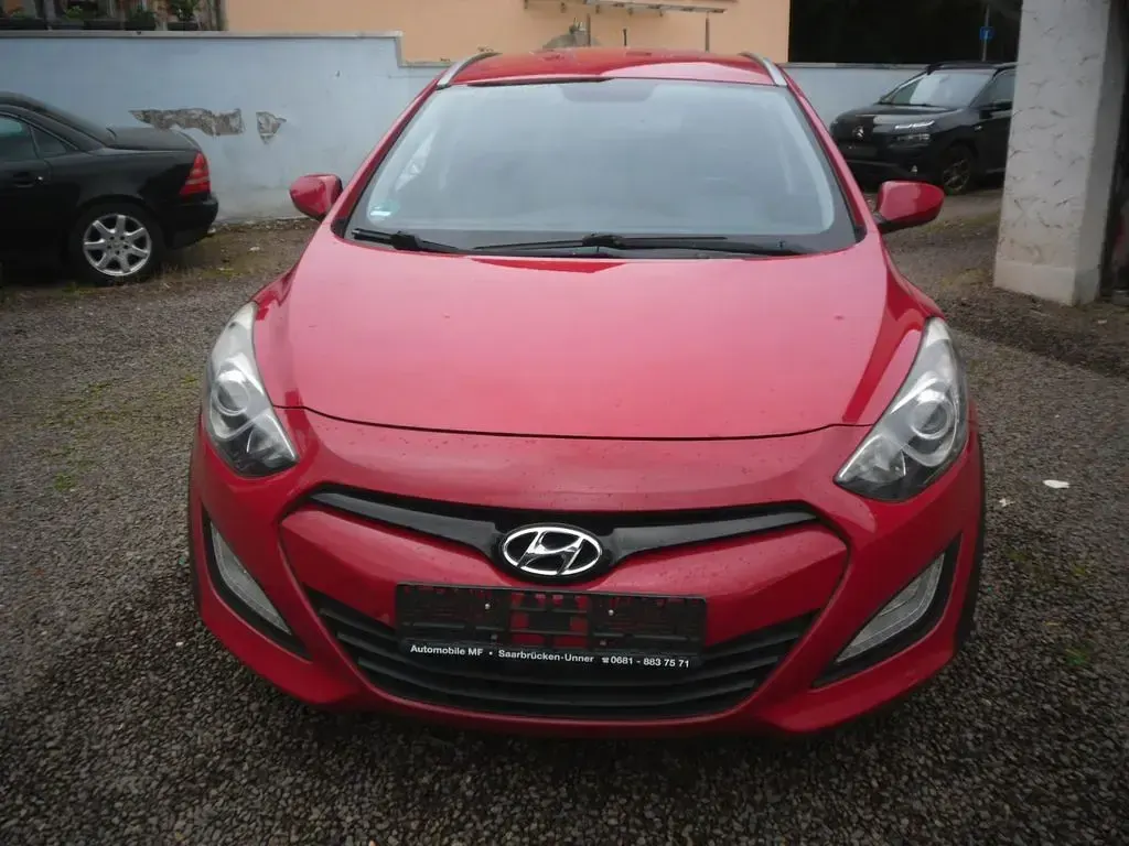 Gebraucht Hyundai i30 Edition 99 PS (72 kW) 2013 Rot Kombi