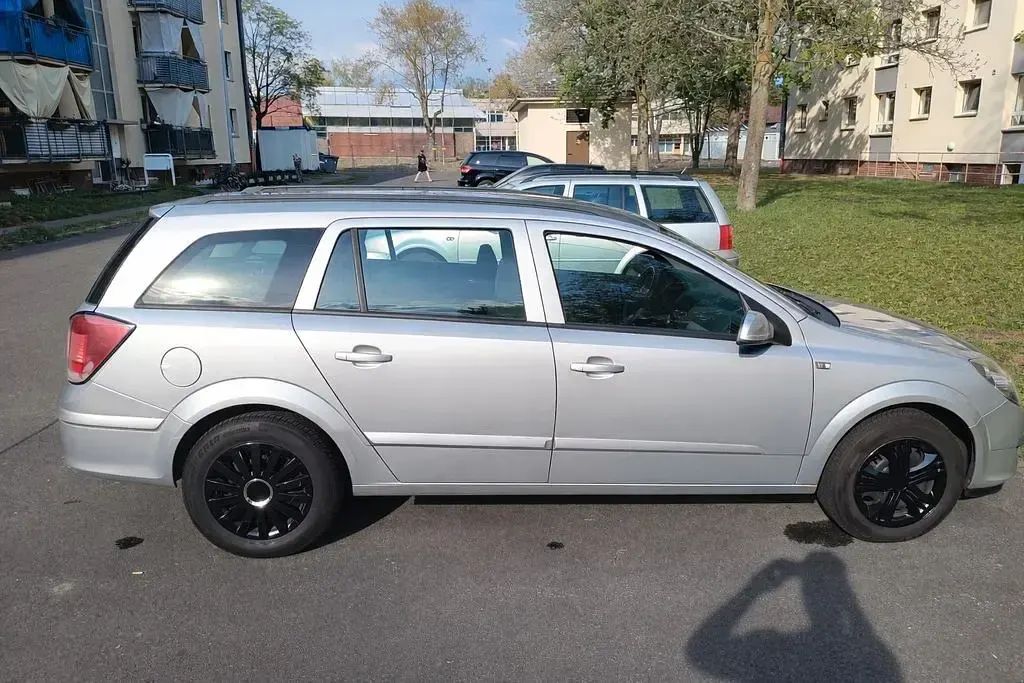 Gebraucht Opel Astra 105 PS (77 kW) 2006 Silber Limousine