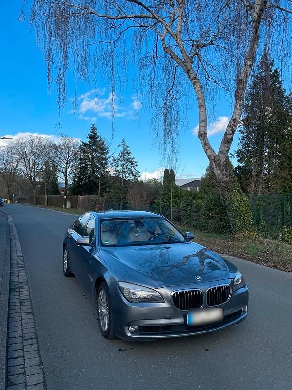 Gebraucht BMW 740 306 PS (225 kW) 2012 Grau Limousine