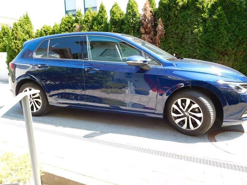 Blau Gebraucht 2022 VW Golf VIII Life Limousine | 20.499 € (Guter Preis) - Bild 1/4