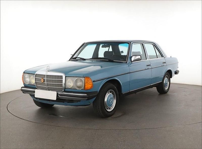 Gebraucht Mercedes E230 136 PS (100 kW) 1982 Blau Limousine