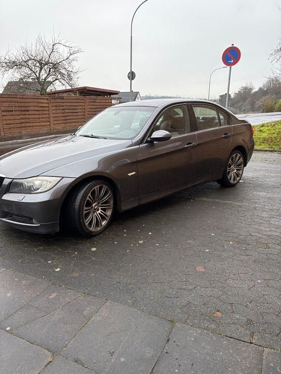 Braun Gebraucht 2008 BMW 318 Sport Line Limousine | 5.999 € (Etwas zu teuer) - Bild 1/4