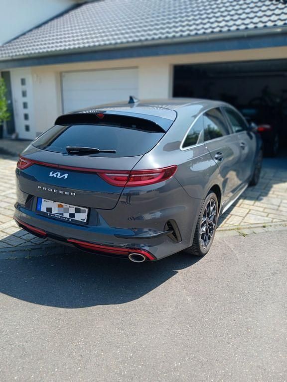 Grau Gebraucht 2022 Kia ProCeed GT-Line Kleinwagen | 24.999 € (Fairer Preis) - Bild 1/4