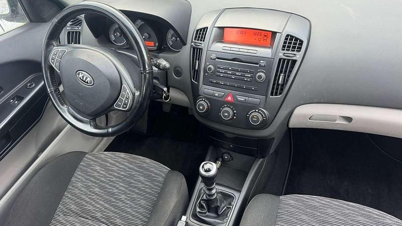 Gebraucht Kia Ceed LX 109 PS (80 kW) 2008 Yorkshiregrün met. Kleinwagen