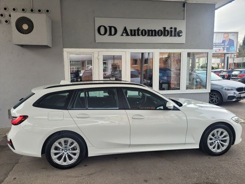 Weiß Gebraucht 2022 BMW 318 Advantage Kombi | 27.490 € (Fairer Preis) - Bild 1/4