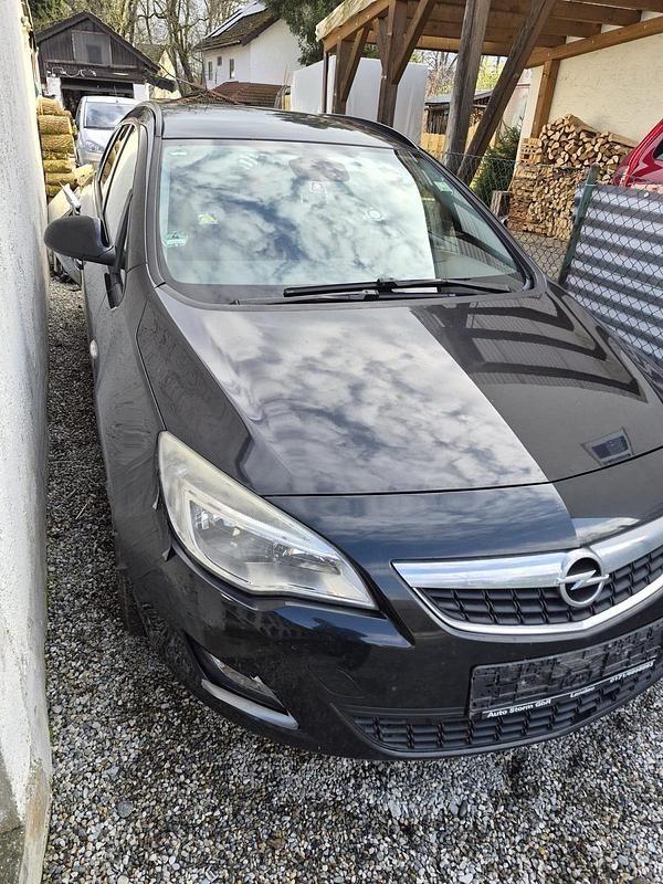 Gebraucht Opel Astra 130 PS (95 kW) 2012 Schwarz Kombi