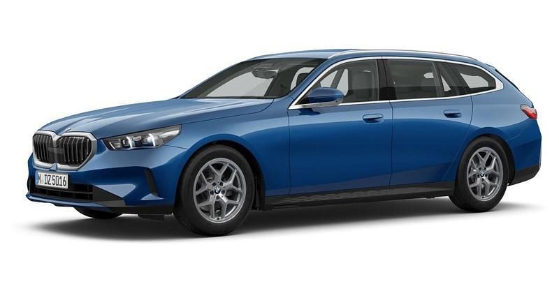Blau Gebraucht 2024 BMW 520 Comfort Edition Kombi | 52.891 € (Superpreis) - Bild 1/4