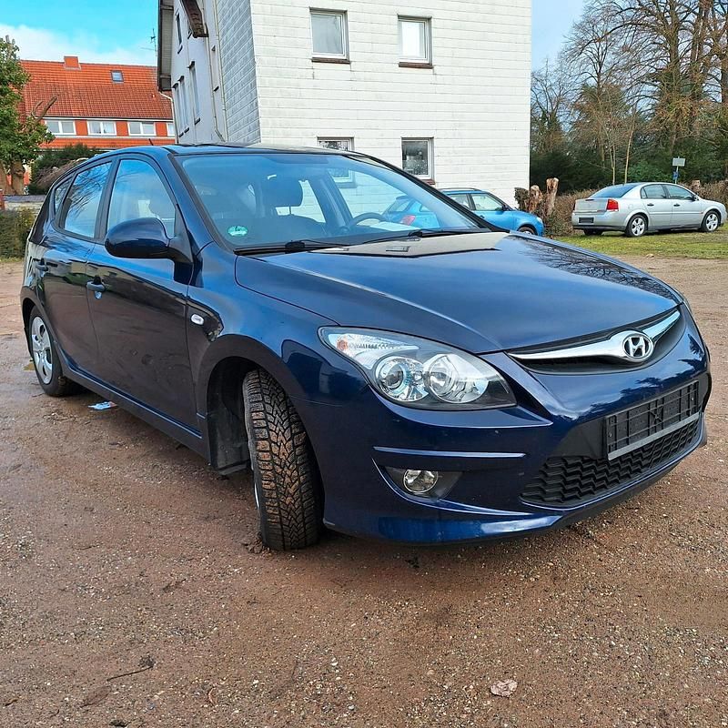 Gebraucht Hyundai i30 Comfort 109 PS (80 kW) 2011 Blau Kleinwagen