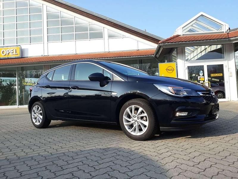 Gebraucht Opel Astra Innovation 105 PS (77 kW) 2018 Onyxschwarz metallic Limousine