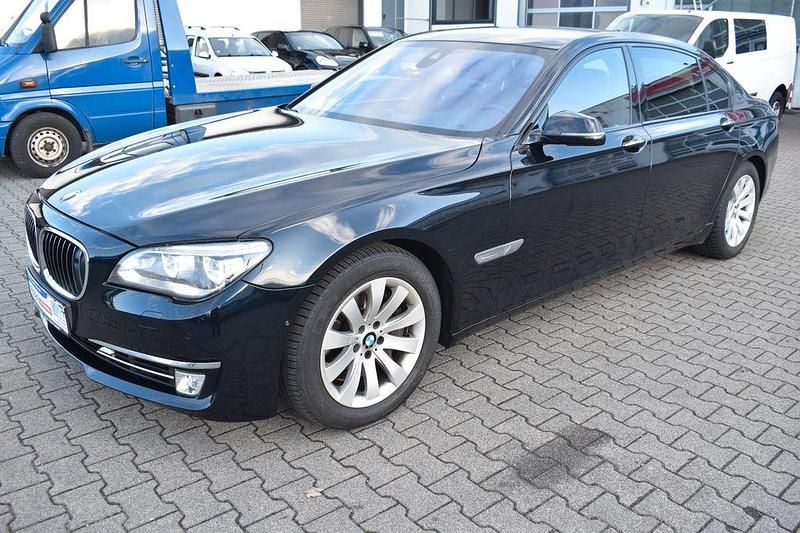 Gebraucht BMW 750L 381 PS (280 kW) 2013 Azuritschwarz metallic Limousine