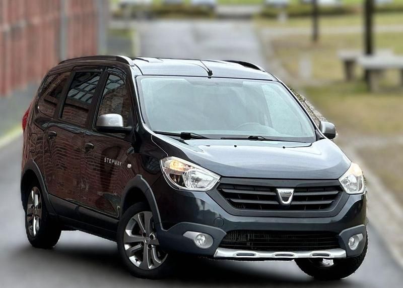 Grau Gebraucht 2015 Dacia Lodgy Stepway Van / Kleinbus | 6.225 € (Guter Preis) - Bild 1/4