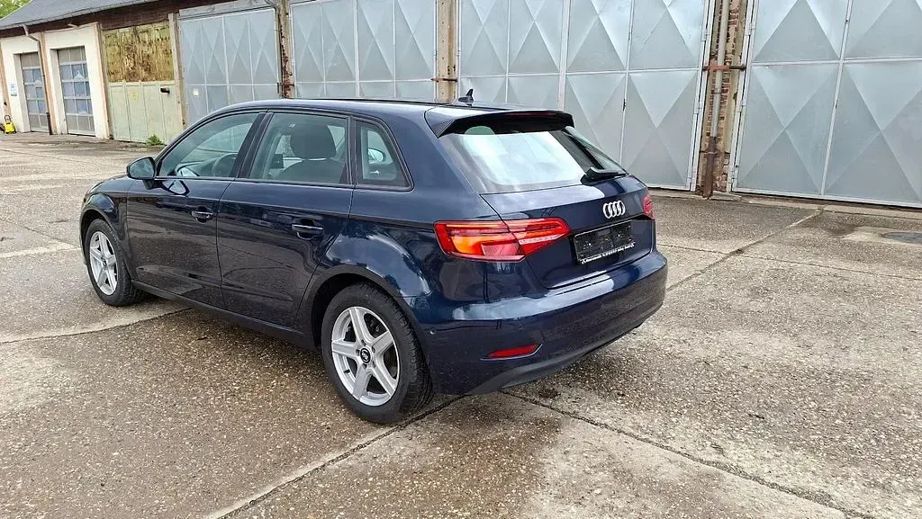 Gebraucht Audi A3 Comfort 131 PS (96 kW) 2019 Blau Limousine