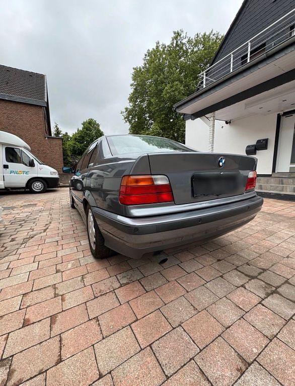 Grau Gebraucht 1995 BMW 323 Limousine | 6.500 € - Bild 1/4