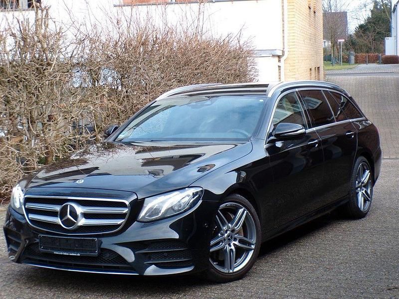 Obsidianschwarz metalliclack Gebraucht 2019 Mercedes E220 AMG Kombi | 21.840 € - Bild 1/4