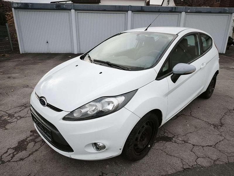 Frostweiß Gebraucht 2012 Ford Fiesta Kleinwagen | 3.999 € - Bild 1/4