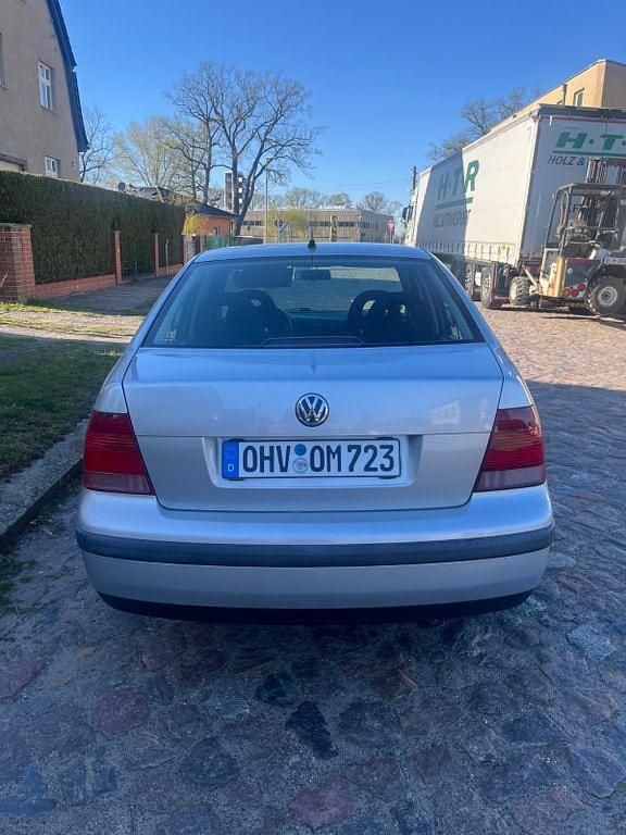Second-hand VW Bora Edition 105 CP (77 kW) 2000 Argintiu Berlinǎ