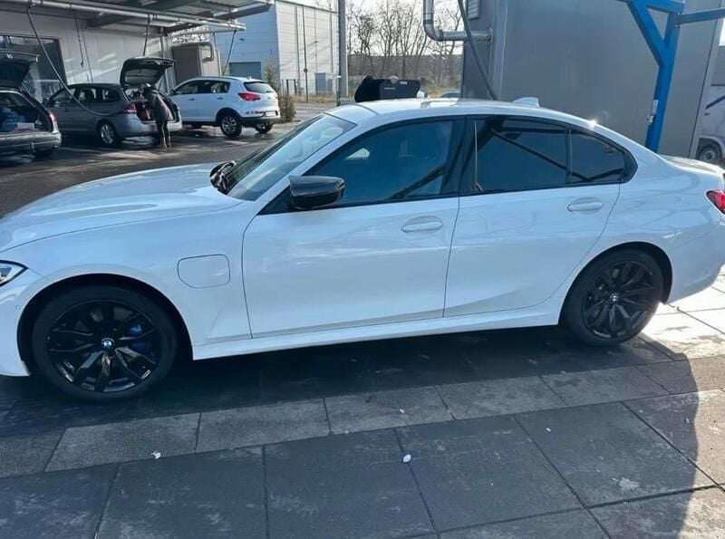 Weiß Gebraucht 2020 BMW 330 M Sport Limousine | 26.900 € - Bild 1/4