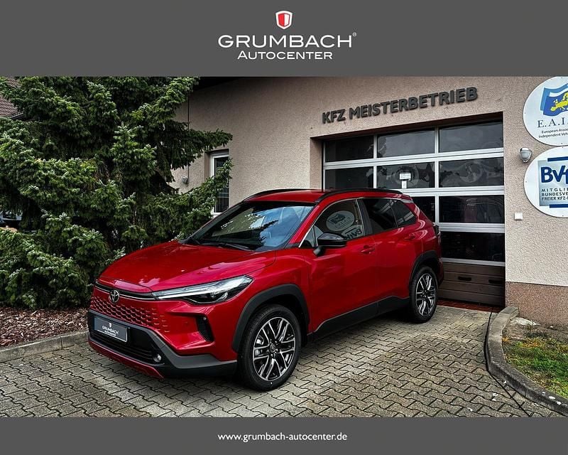 3u5 emotional red metallic Neu 2025 Toyota Corolla Cross Style SUV | 33.790 € (Superpreis) - Bild 1/4