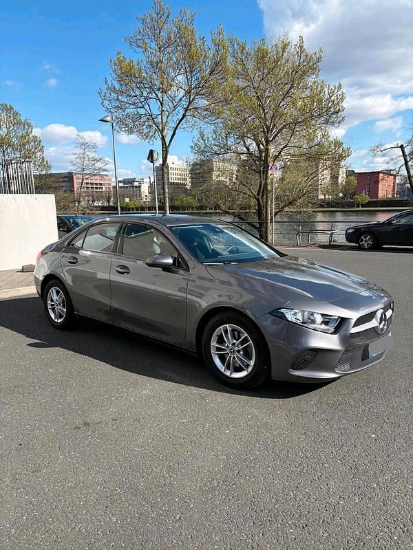 Gebraucht Mercedes A180 136 PS (100 kW) 2020 Grau Limousine