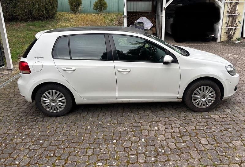 Gebraucht VW Golf VI Team 105 PS (77 kW) 2010 Weiß Kleinwagen