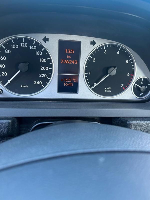 Gebraucht Mercedes B160 95 PS (69 kW) 2011 Schwarz Van / Kleinbus