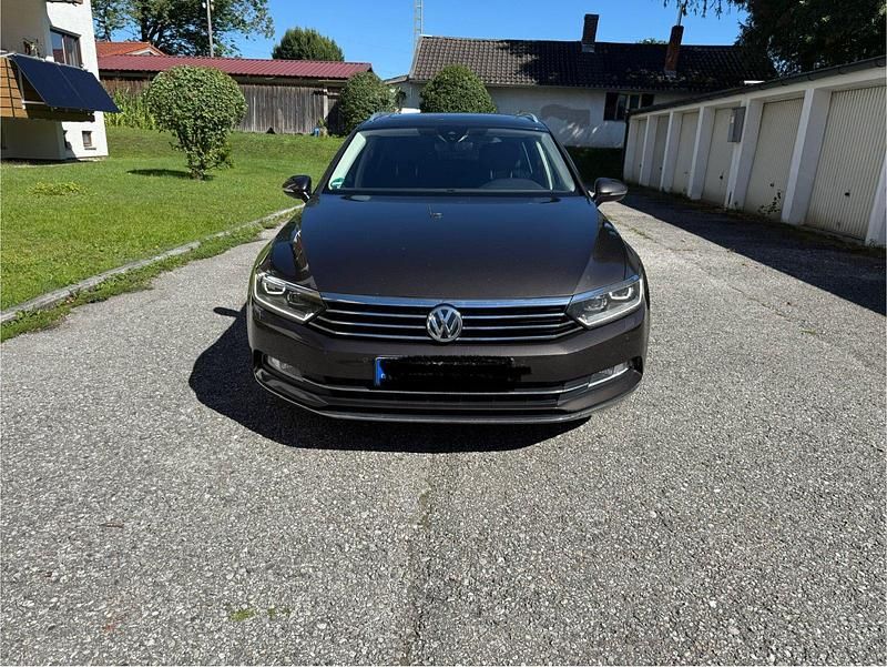 Braun Gebraucht 2017 VW Passat Kombi | 17.999 € (Fairer Preis) - Bild 1/4