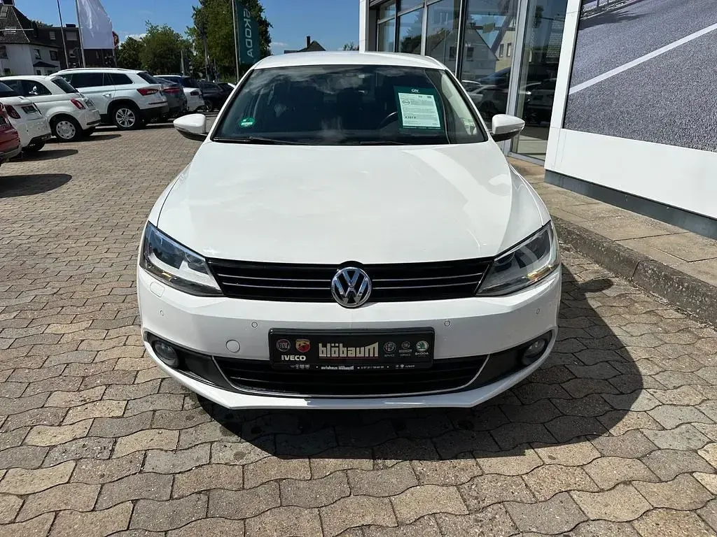 Gebraucht VW Jetta Life 105 PS (77 kW) 2013 Weiß Limousine
