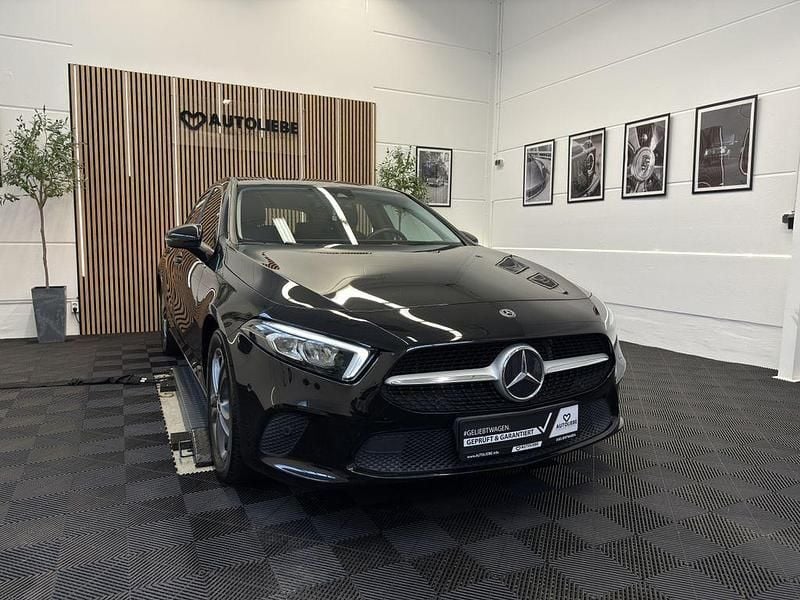 Schwarz Gebraucht 2019 Mercedes A200 Limousine | 21.950 € (Fairer Preis) - Bild 1/4